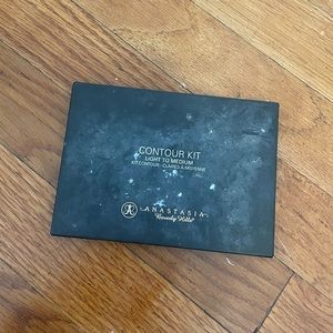 Anastasia Beverly Hills light to medium power contour kit
